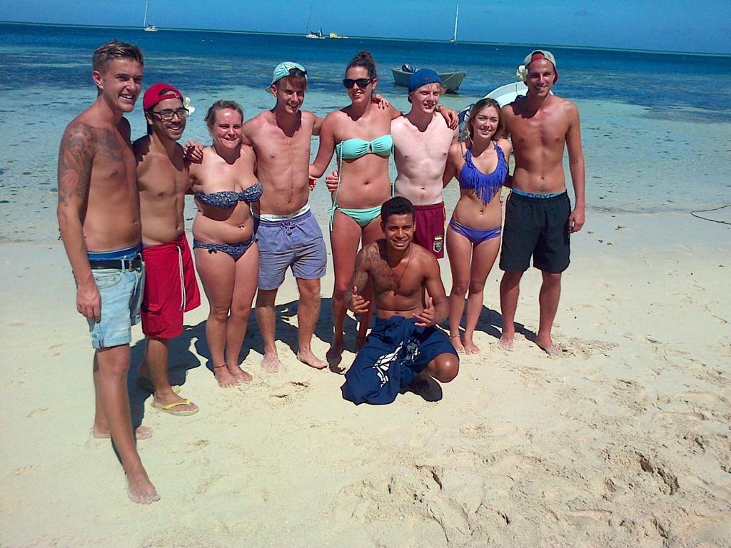 Ratu Kini Backpackers And Dive Resort Mana Island Exteriör bild