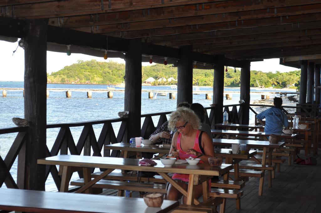 Ratu Kini Backpackers And Dive Resort Mana Island Exteriör bild