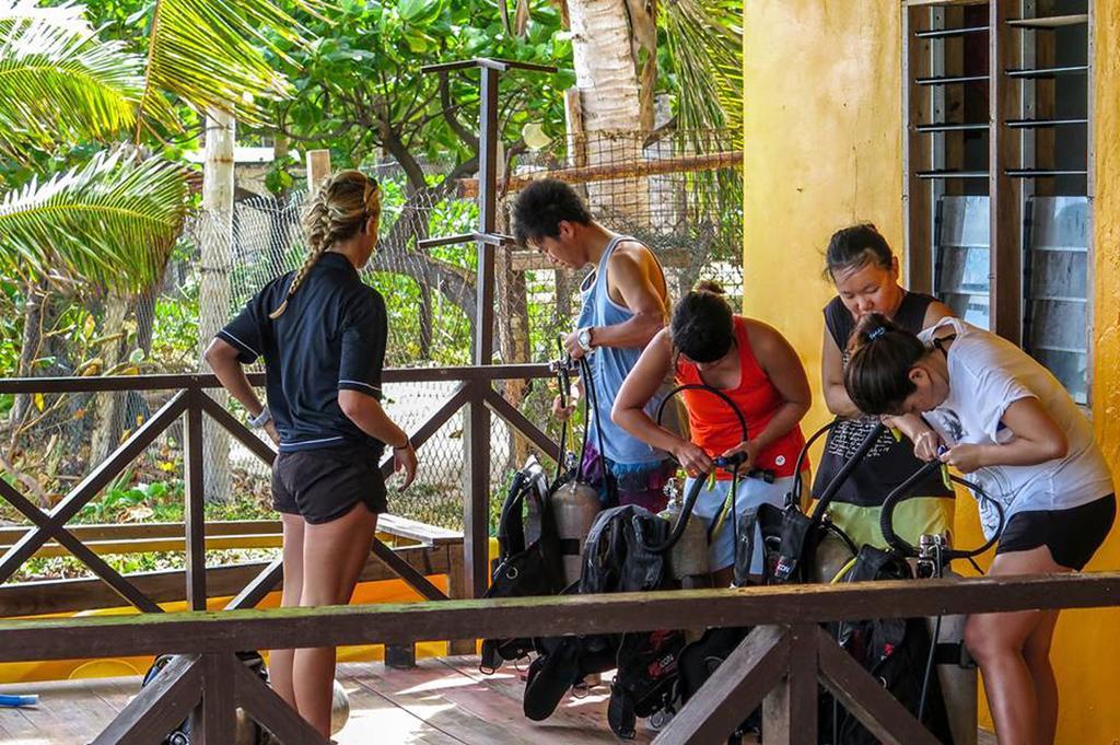 Ratu Kini Backpackers And Dive Resort Mana Island Exteriör bild