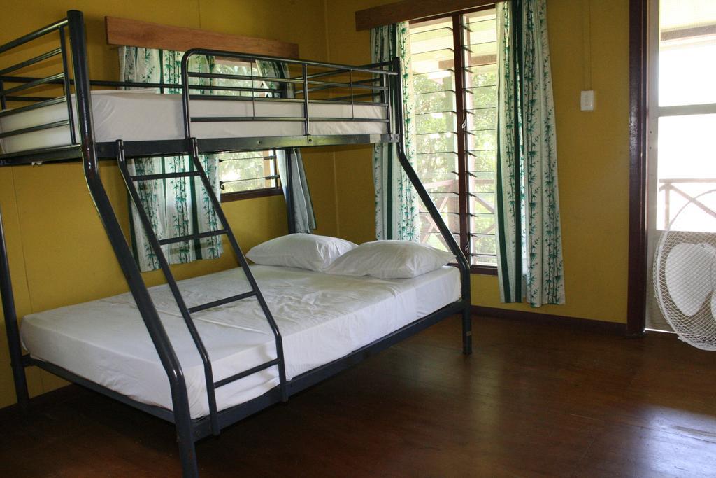 Ratu Kini Backpackers And Dive Resort Mana Island Exteriör bild