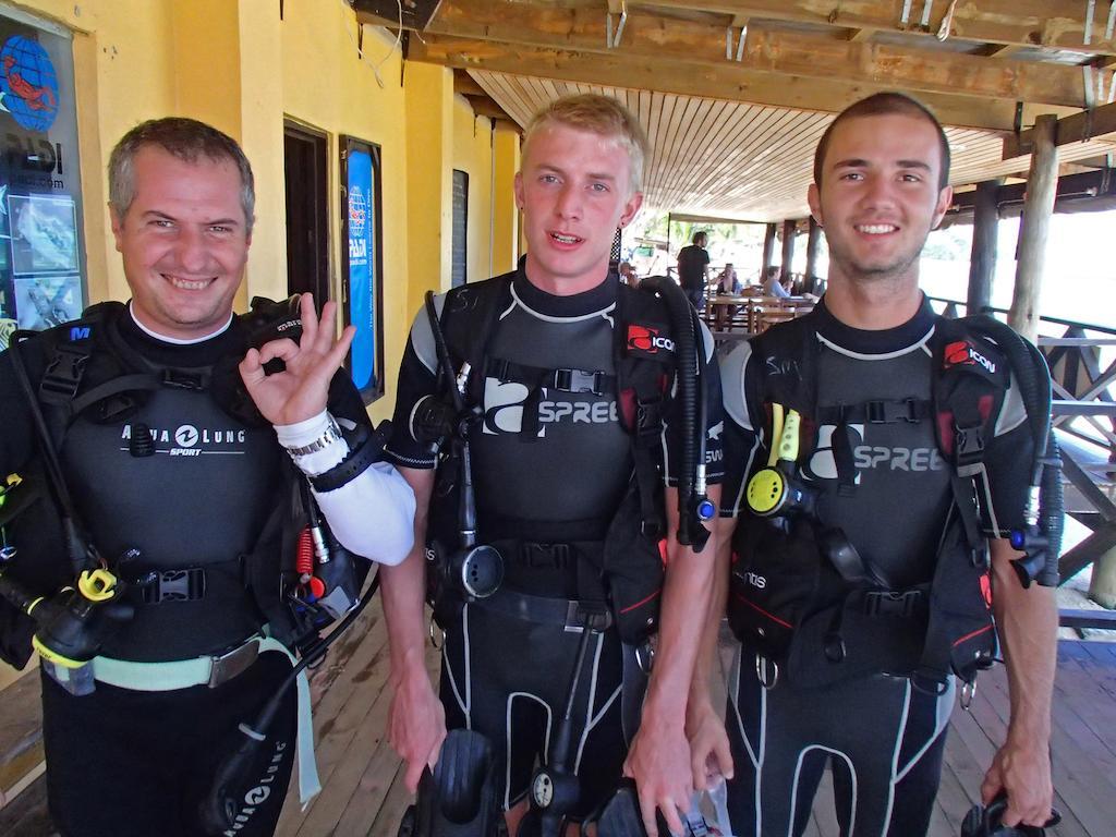 Ratu Kini Backpackers And Dive Resort Mana Island Exteriör bild