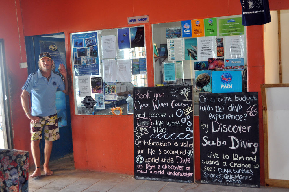 Ratu Kini Backpackers And Dive Resort Mana Island Exteriör bild