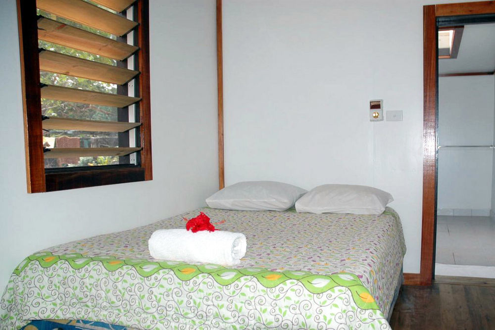 Ratu Kini Backpackers And Dive Resort Mana Island Exteriör bild