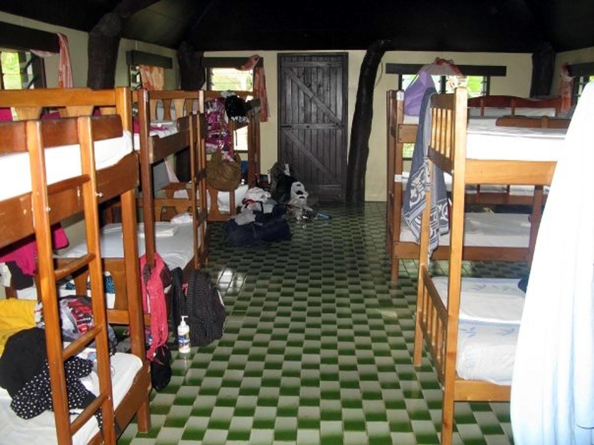 Ratu Kini Backpackers And Dive Resort Mana Island Exteriör bild