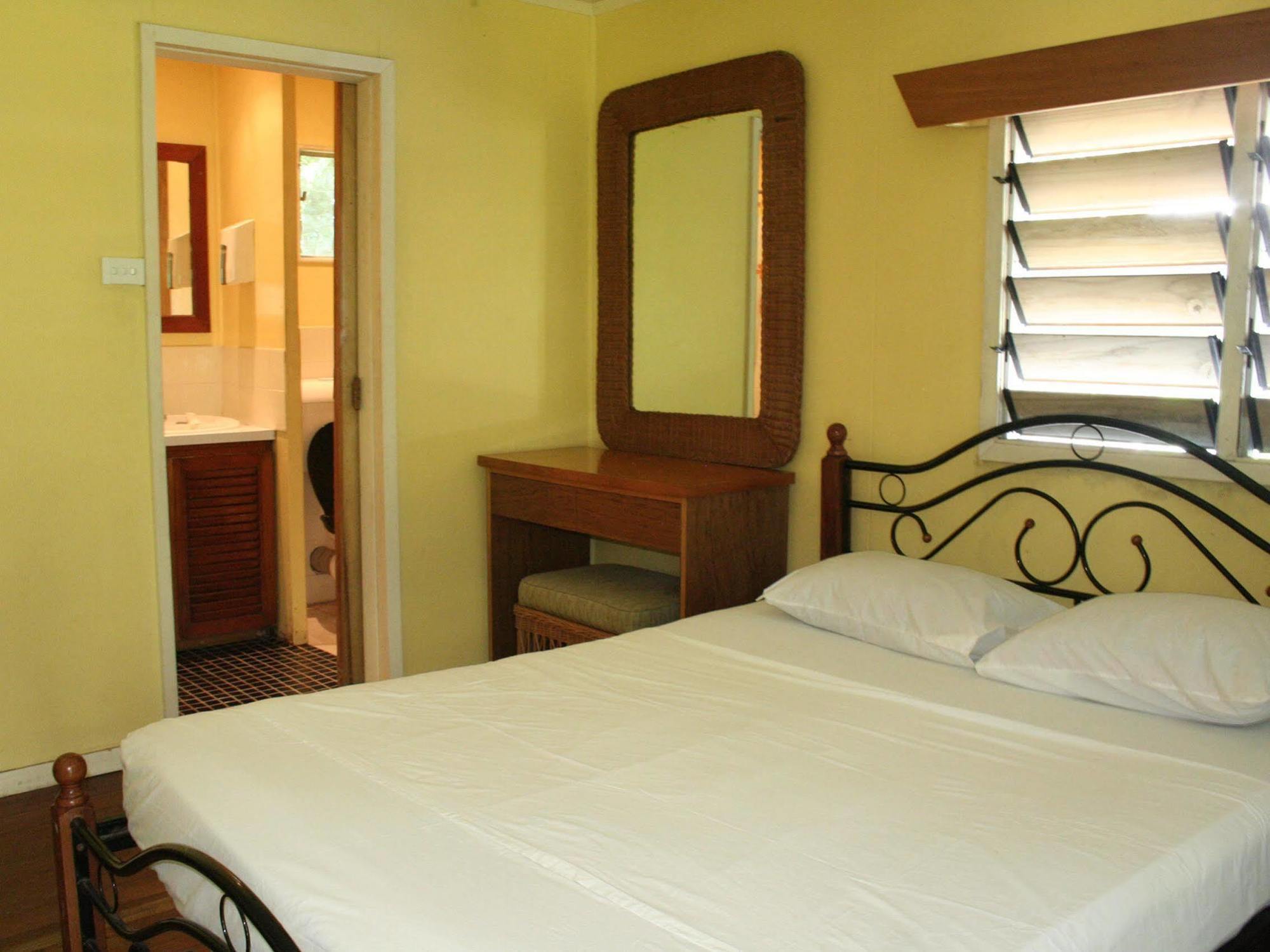 Ratu Kini Backpackers And Dive Resort Mana Island Exteriör bild